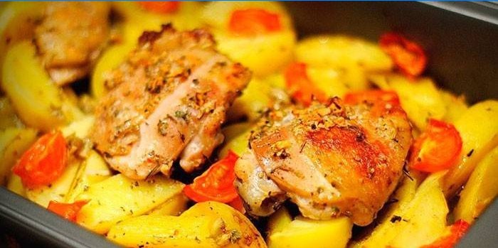 Cuisses de poulet au four avec pommes de terre et tomates