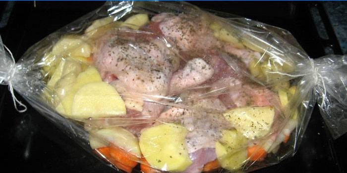 Pomme de terre aux légumes et cuisses de poulet dans une manche