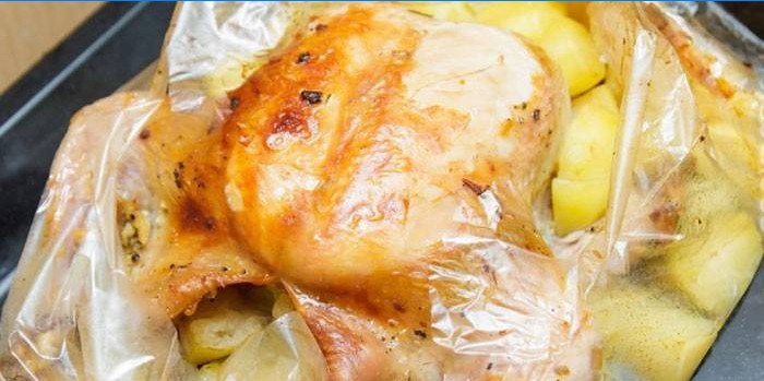 Poulet entier avec pommes de terre dans une manche