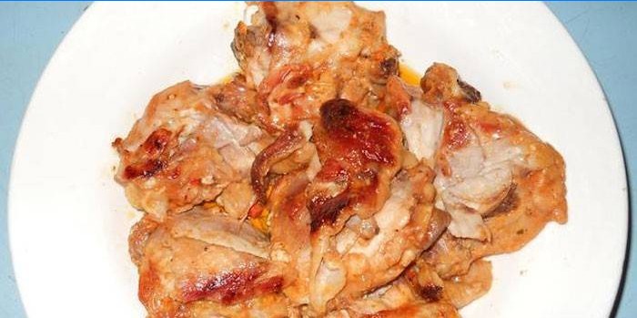 Cuisses de poulet prêtes à l'emploi dans la manche