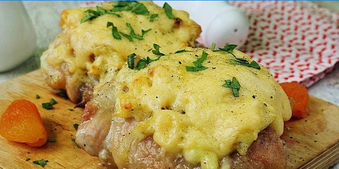 Cuisses de poulet finies sous une casquette de fromage