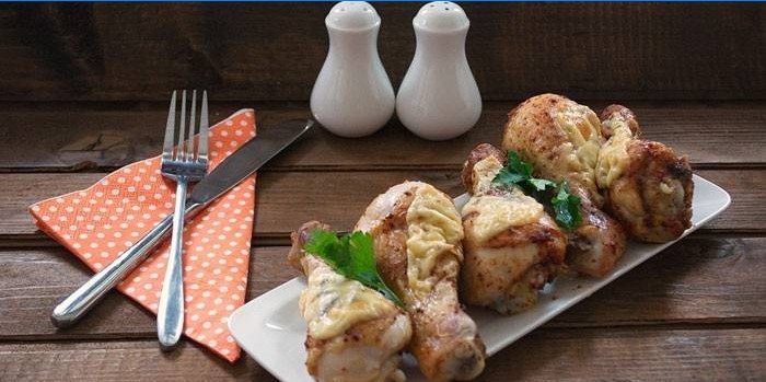 Pilons de poulet au four sur une plaque