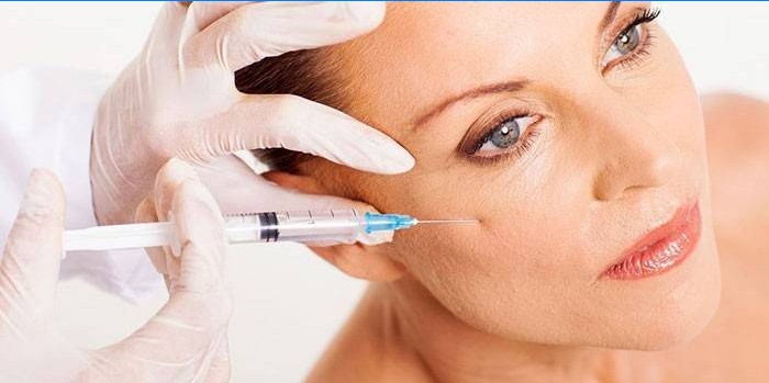 Une femme reçoit une injection dans les joues
