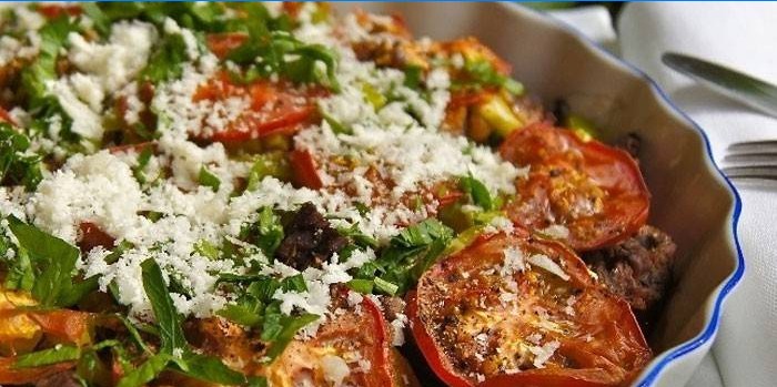 Viande au four avec légumes, champignons et fromage feta