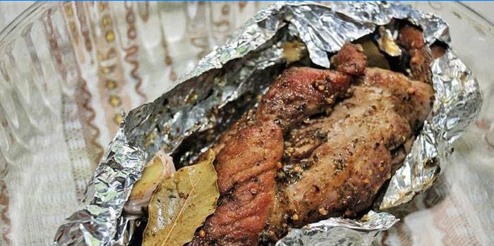Viande rôtie aux épices en papillote