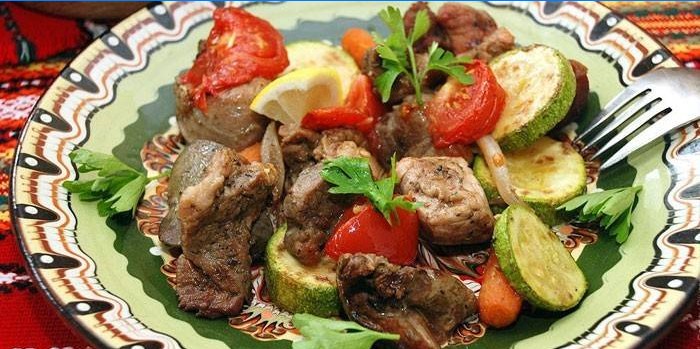 Légumes au four avec des tranches de porc