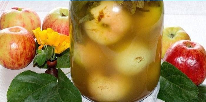 Pommes trempées dans un pot