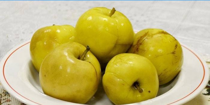 Pommes entières dans une assiette