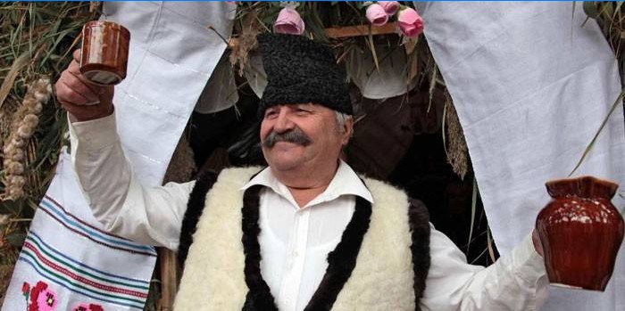 Un homme âgé en costume national moldave