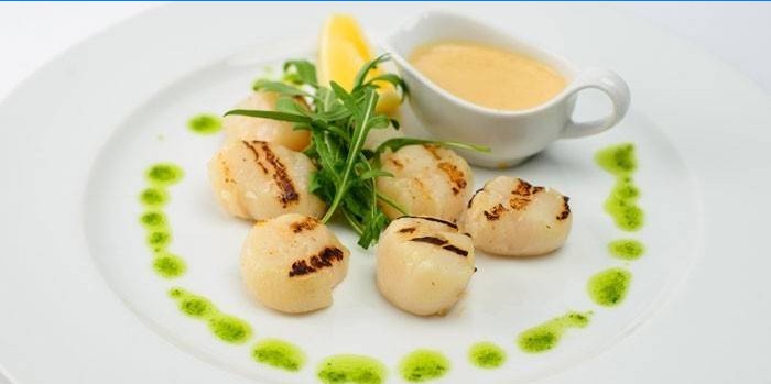 Pétoncles grillés avec deux sauces