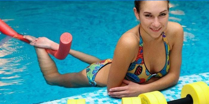 Fille au bord de la piscine