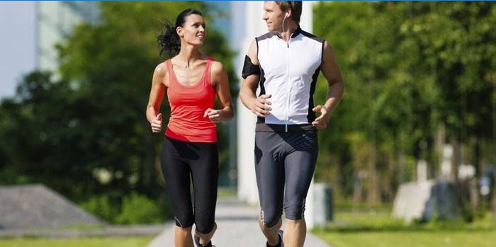 Guy et fille courir