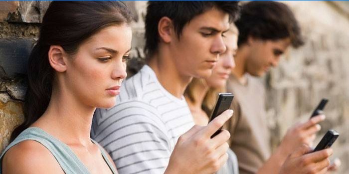 Jeunes avec des téléphones à la main