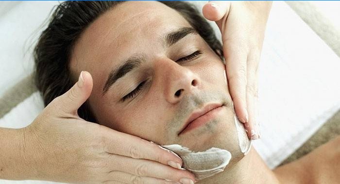L'homme fait un masque pour la croissance de la barbe