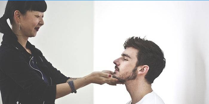 Le résultat de la croissance de la barbe chez un homme avec l'aide de la pharmacie