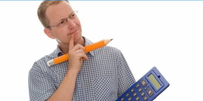 Homme avec crayon et calculatrice