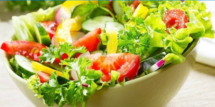 Salade de légumes dans une assiette