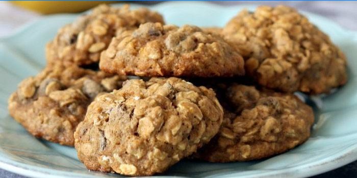 Biscuits à la banane et à l'avoine sur une assiette