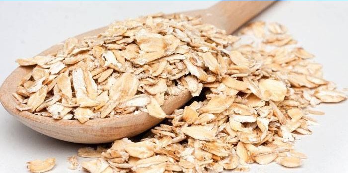 Céréales dans une cuillère en bois