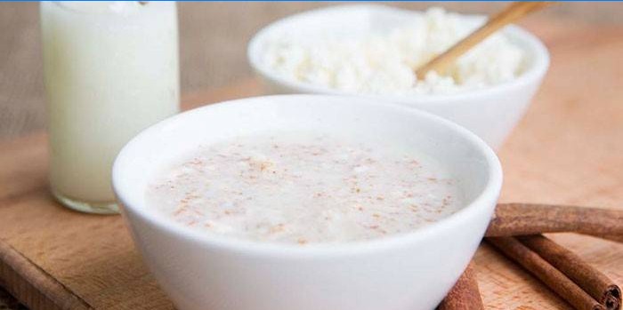 Porridge au lait et à la cannelle