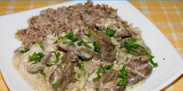 Foie de poulet à la crème sure au sarrasin