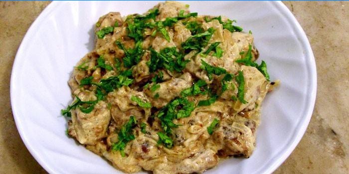 Foie de poulet frit avec oignon à la crème sure