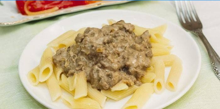 Foie de poulet braisé dans une sauce à la crème sure avec des pâtes