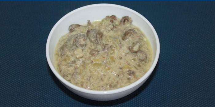 Assiette de foie de poulet en sauce à la crème sure