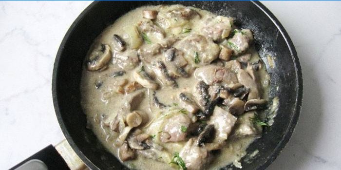 Foie de poulet aux champignons en sauce à la crème sure
