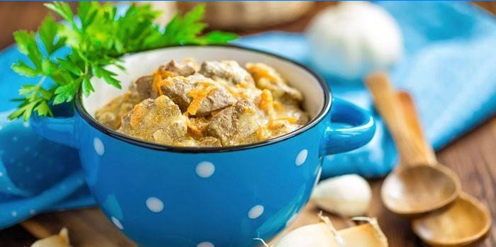 Foie de poulet braisé aux oignons et carottes en sauce à la crème sure