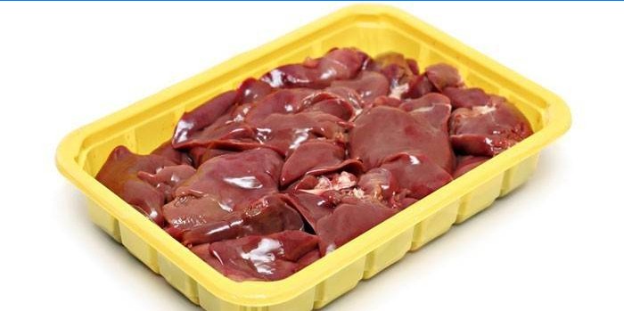 Foie de poulet dans une casserole en plastique