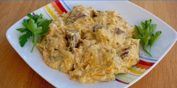 Foie de poulet dans une sauce à la crème sure au curcuma sur une plaque