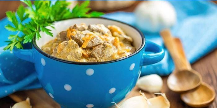 Foie aux carottes en sauce à la crème sure dans une assiette creuse