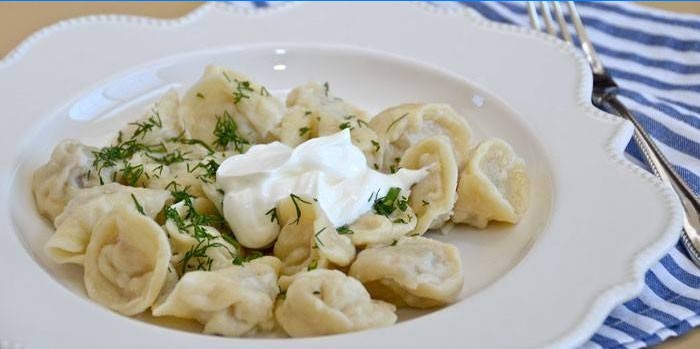 Raviolis bouillis à la crème sure et aux herbes