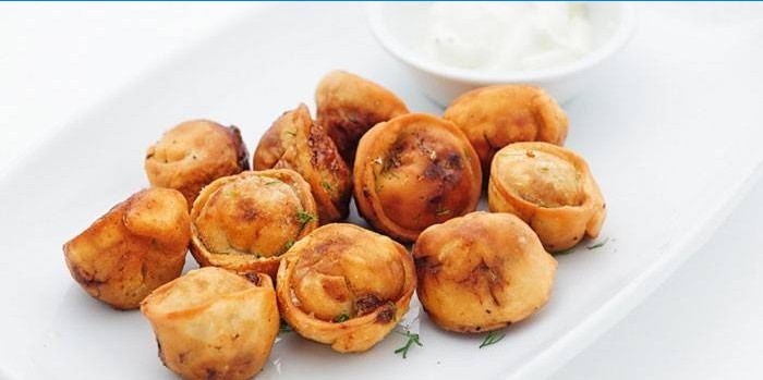 Boulettes frites avec sauce sur une assiette