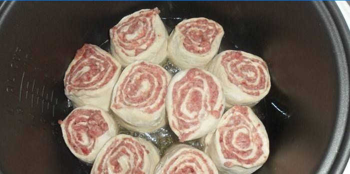 Boulettes paresseuses dans une mijoteuse avant la cuisson