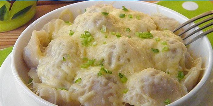 Boulettes de fromage cuites sous le fromage