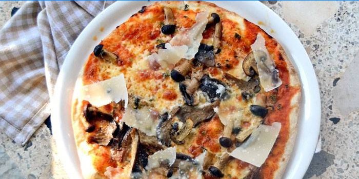 Pizza aux champignons et parmesan de pâte feuilletée