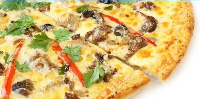 Pizza aux olives, poivrons et champignons marinés