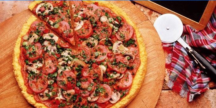 Pizza aux tomates et champignons