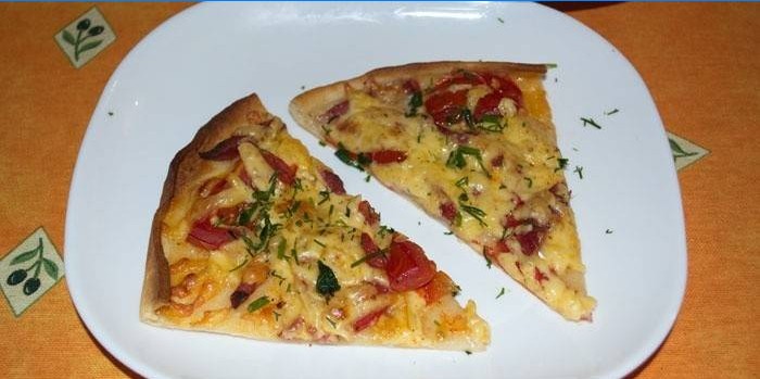Deux tranches de pizza sur une assiette