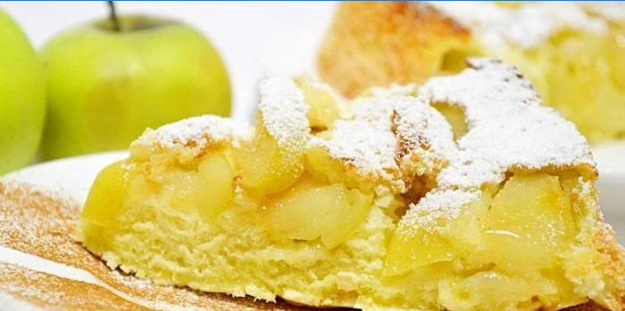 Tranche de génoise aux pommes sur une plaque