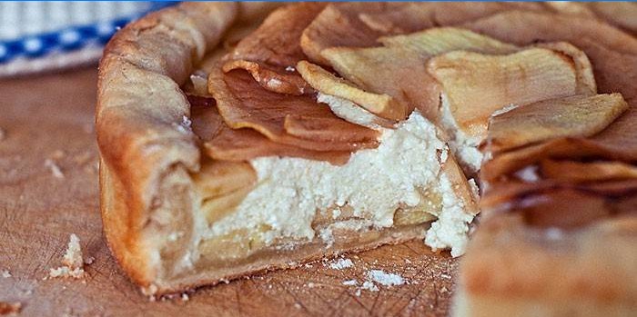 Tarte feuilletée avec garniture au caillé et pommes