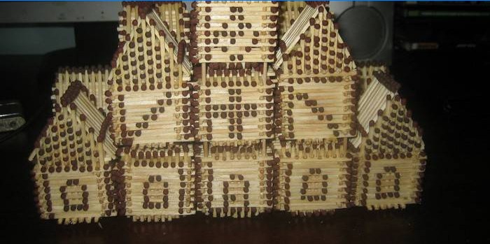 Maison d'allumettes sans colle