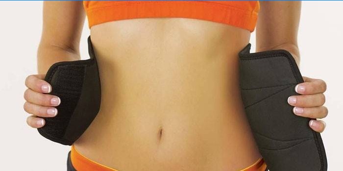 Fille met une ceinture