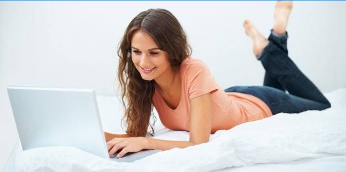 Fille avec un ordinateur portable