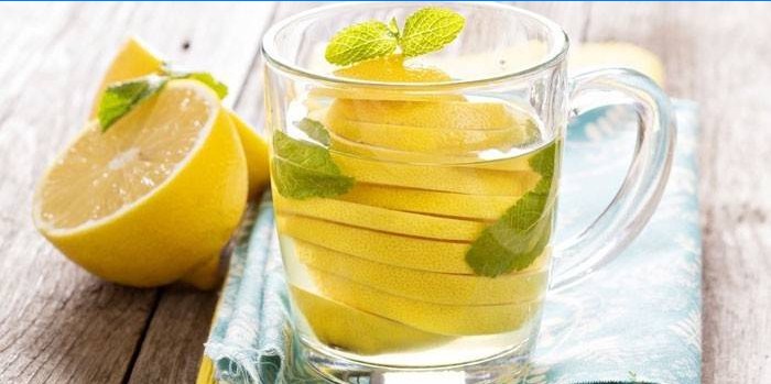 De l'eau avec du citron et de la menthe dans une tasse