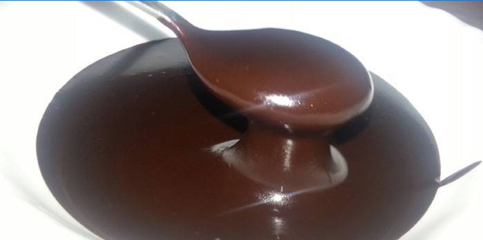Ganache au chocolat noir dans une assiette