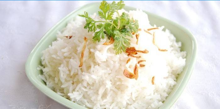 Basmati riz bouilli dans une assiette