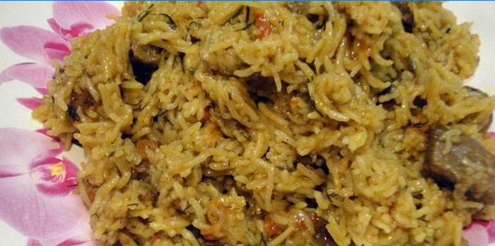 Pilaf de viande avec du riz basmati sur une plaque